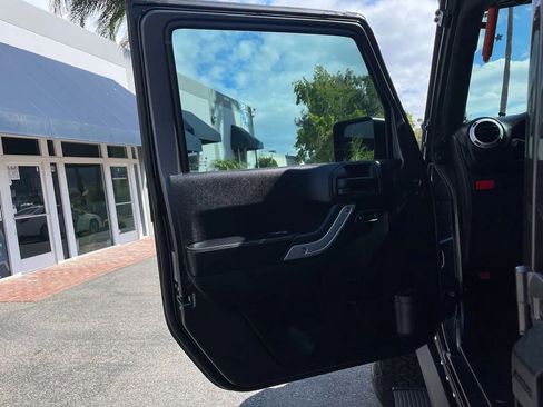 Used 2017 Jeep Wrangler Unlimited Rubicon image 16