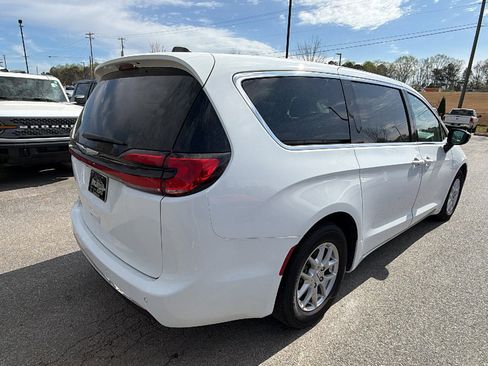 Used 2024 Chrysler Pacifica Touring-L image 8