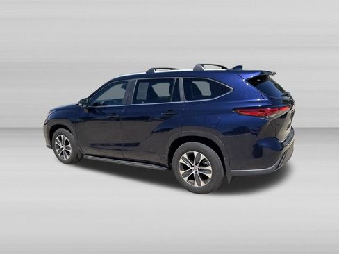 Used 2023 Toyota Highlander XLE AWD/4WD image 8