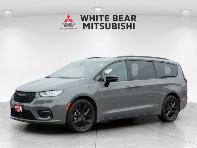 Used 2025 Chrysler Pacifica Limited FWD image 2