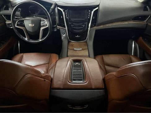 Used 2020 Cadillac Escalade Premium Luxury AWD/4WD image 16