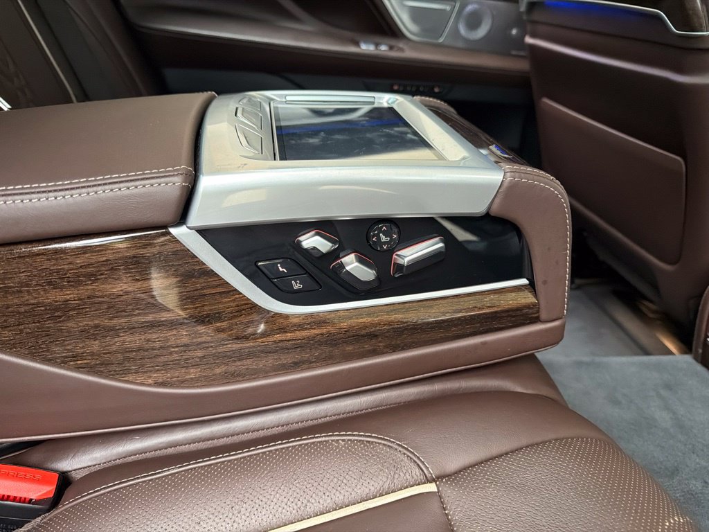 Used 2022 BMW 750i xDrive w/ Luxury Rear Seating Package AWD/4WD image 32