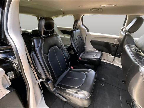 Certified 2024 Chrysler Pacifica Touring-L FWD image 19