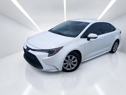 Used 2020 Toyota Corolla LE FWD image 2