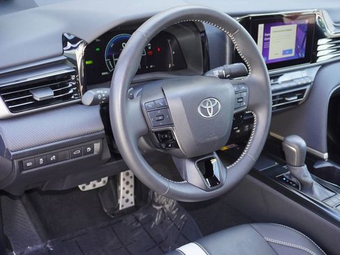 Used 2025 Toyota Camry SE image 10