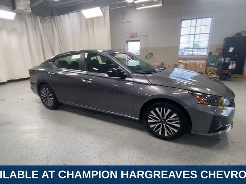 Used 2024 Nissan Altima 2.5 SV FWD image 2