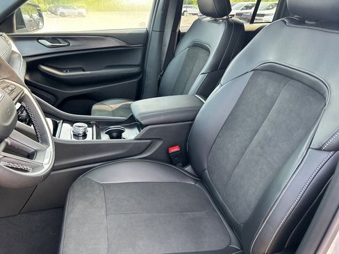 New 2025 Jeep Grand Cherokee Altitude image 5