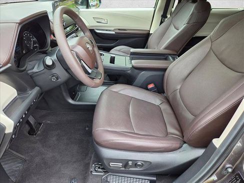 Certified 2024 Toyota Sienna Platinum AWD/4WD image 17