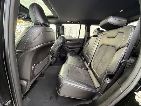 Used 2024 Jeep Grand Cherokee Altitude image 17