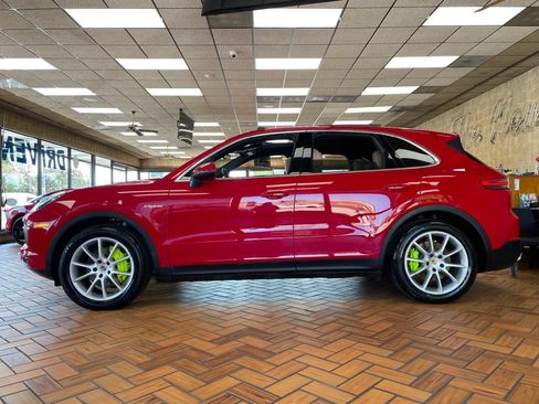 Used 2023 Porsche Cayenne w/ Premium Package AWD/4WD image 5