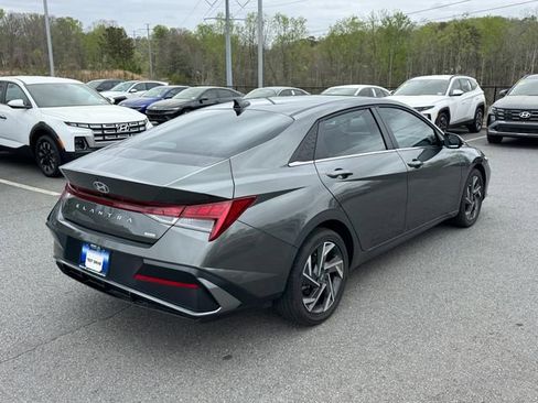 Used 2025 Hyundai Elantra Limited image 5