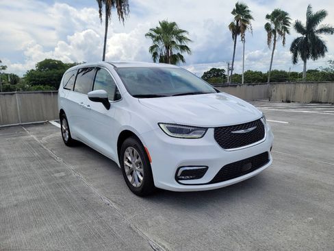Used 2023 Chrysler Pacifica Touring-L AWD/4WD image 4
