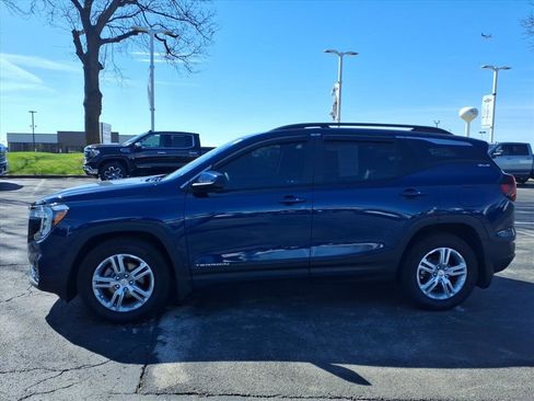 Used 2023 GMC Terrain SLE w/ Driver Convenience Package FWD image 4