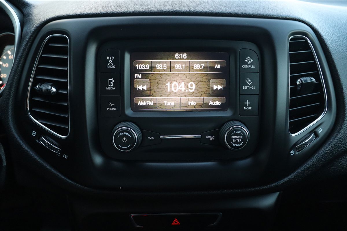 Used 2018 Jeep Compass Latitude FWD image 33