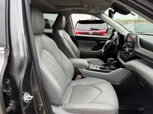 Used 2021 Toyota Highlander XLE FWD image 31