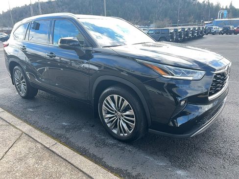 Used 2022 Toyota Highlander Limited image 4