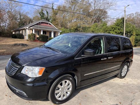 Used 2015 Chrysler Town & Country Touring w/ Driver Convenience Group image 7