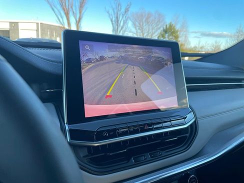 Used 2023 Jeep Compass Limited image 17