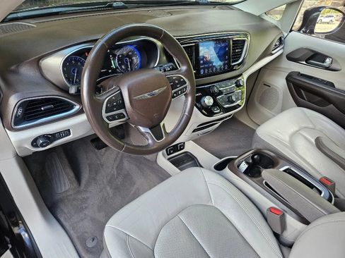 Used 2017 Chrysler Pacifica Touring-L Plus w/ Advanced Safetytec Group FWD image 11