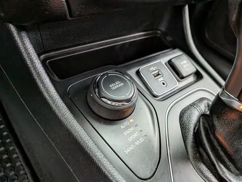 Used 2019 Jeep Cherokee Latitude Plus w/ Cold Weather Group AWD/4WD image 27