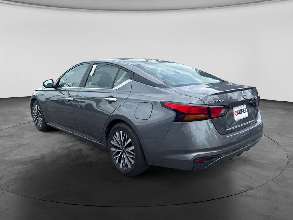 Used 2025 Nissan Altima 2.5 SV FWD image 8