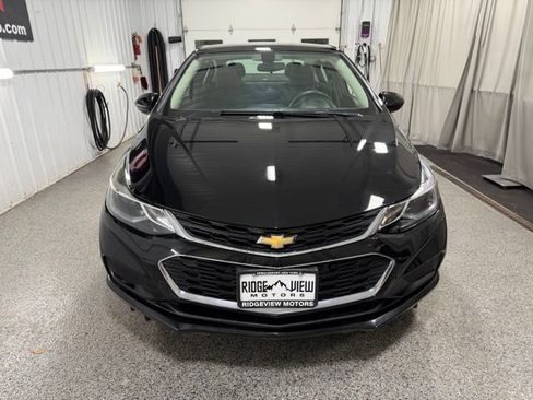Used 2018 Chevrolet Cruze LT w/ Convenience Package FWD image 2