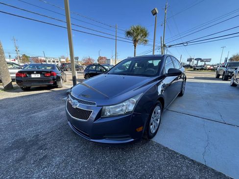 Used 2013 Chevrolet Cruze LS image 2