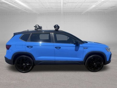 Used 2024 Volkswagen Taos SE AWD/4WD image 3