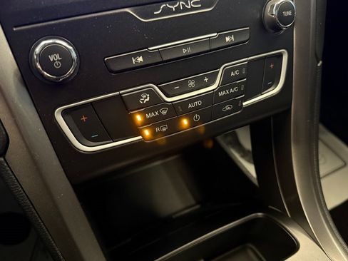 Used 2019 Ford Fusion SE image 15