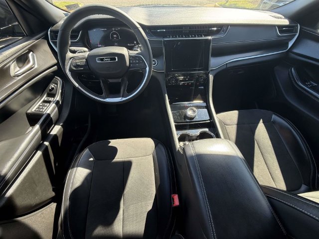 Used 2023 Jeep Grand Cherokee Altitude AWD/4WD image 12
