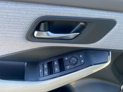 Used 2023 Nissan Rogue SV image 11