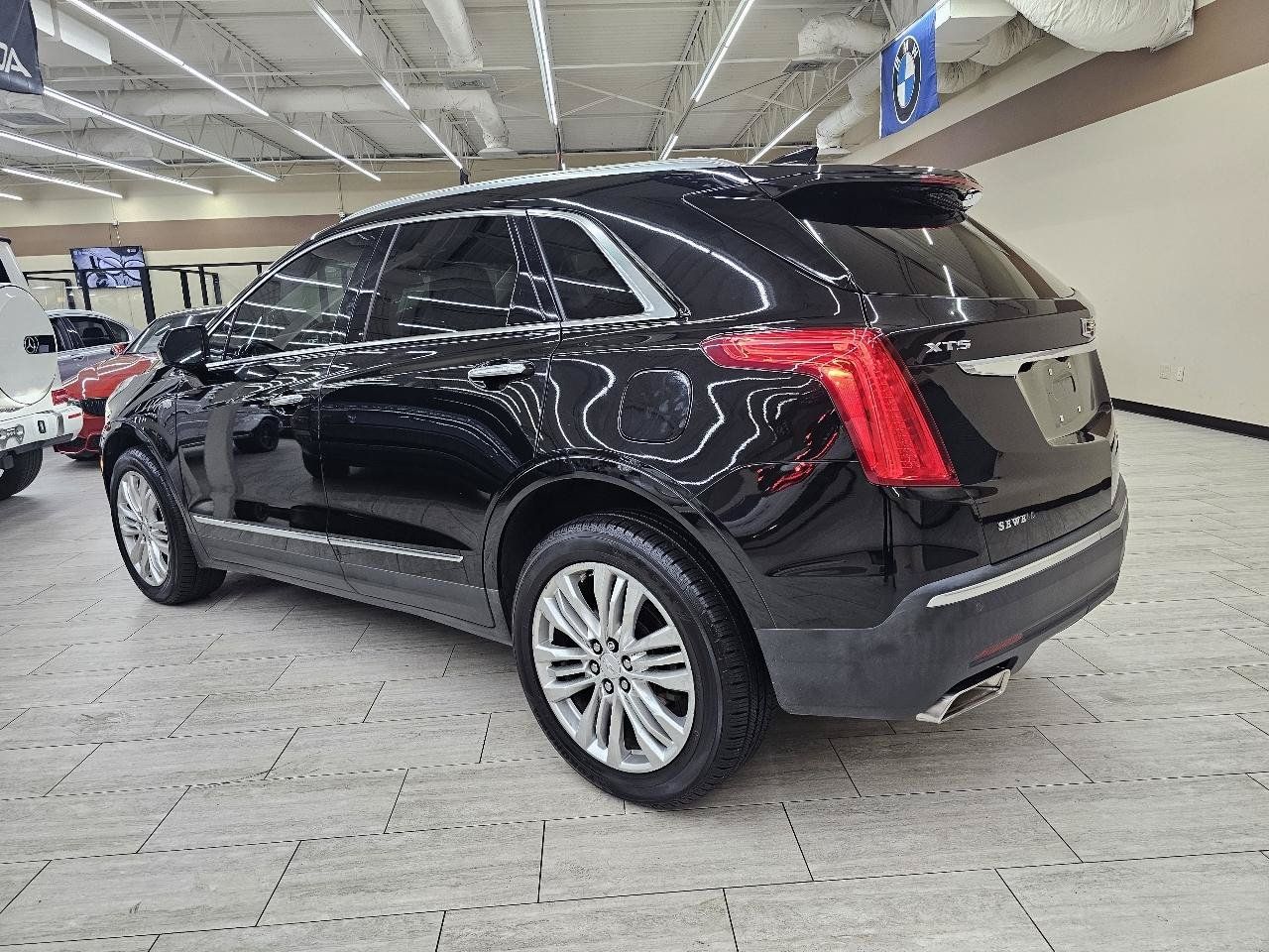 Used 2017 Cadillac XT5 Premium Luxury w/ LPO, Wheel Lock Package FWD image 9