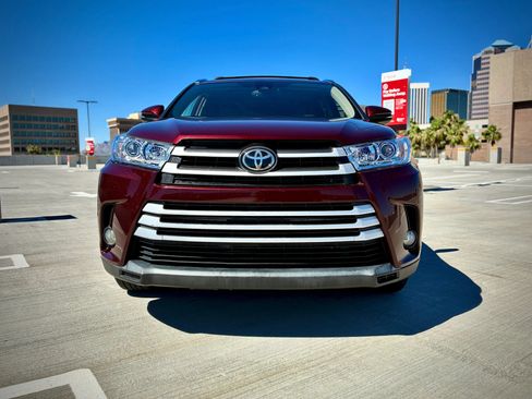 Used 2019 Toyota Highlander XLE FWD image 2