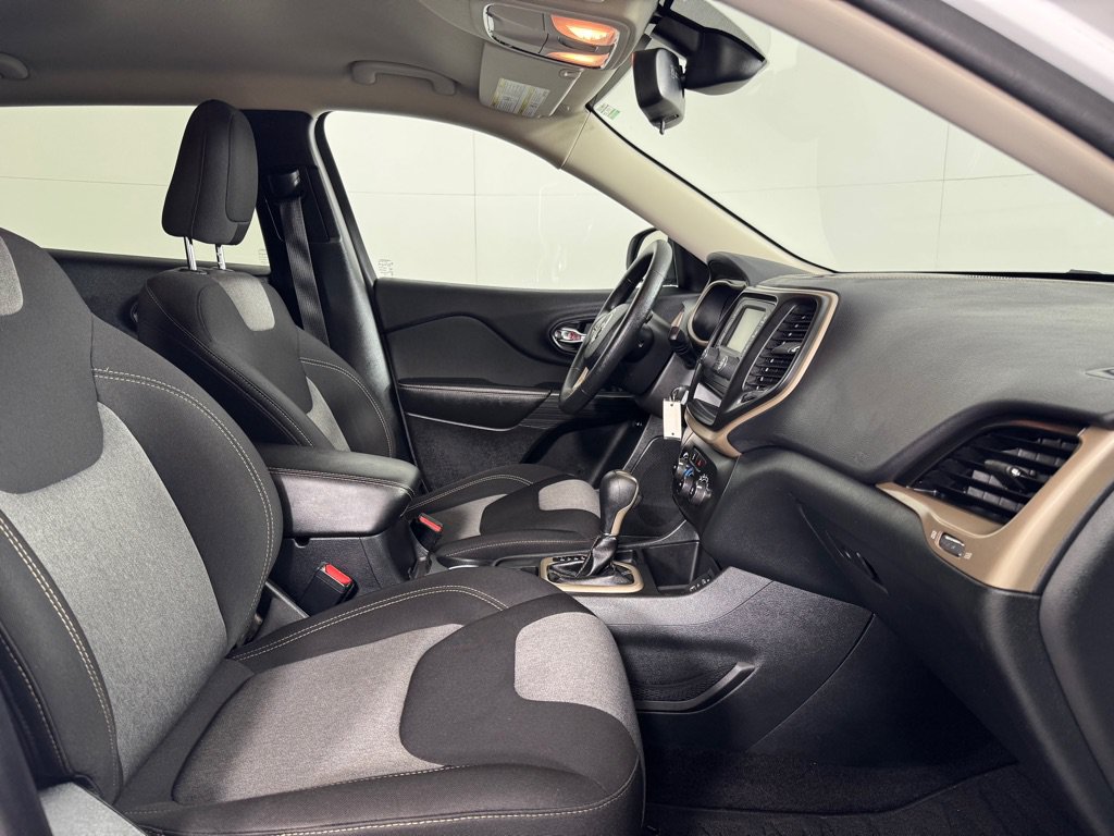 Used 2016 Jeep Cherokee Sport FWD image 26