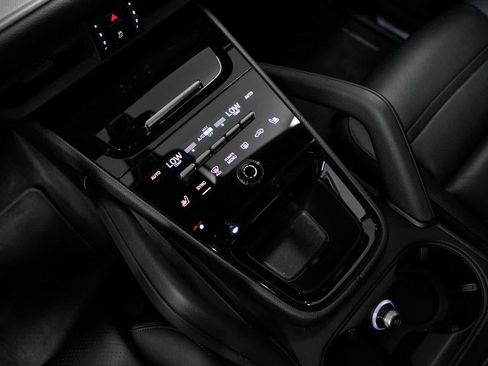 Certified 2024 Porsche Cayenne Coupe AWD/4WD image 23