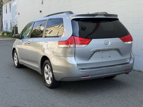 Used 2011 Toyota Sienna LE w/ Towing Pkg FWD image 4