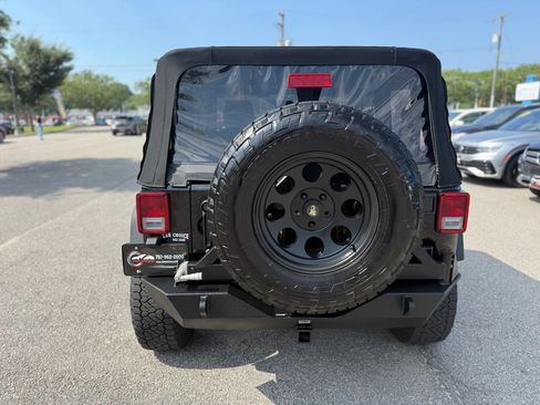 Used 2015 Jeep Wrangler Rubicon w/ Power Convenience Group AWD/4WD image 9