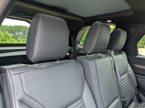 Used 2023 Land Rover Discovery Metropolitan Edition AWD/4WD image 38