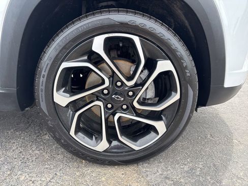 Used 2024 Chevrolet Trax RS w/ Sunroof Package FWD image 9
