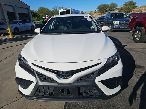 Used 2022 Toyota Camry SE image 2