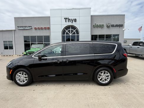 New 2027 Chrysler Pacifica Select FWD image 28