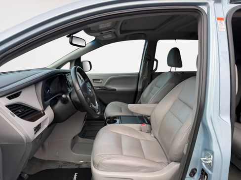 Used 2017 Toyota Sienna XLE Premium image 10