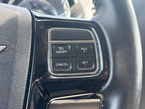 Used 2014 Chrysler Town & Country Touring-L FWD image 19