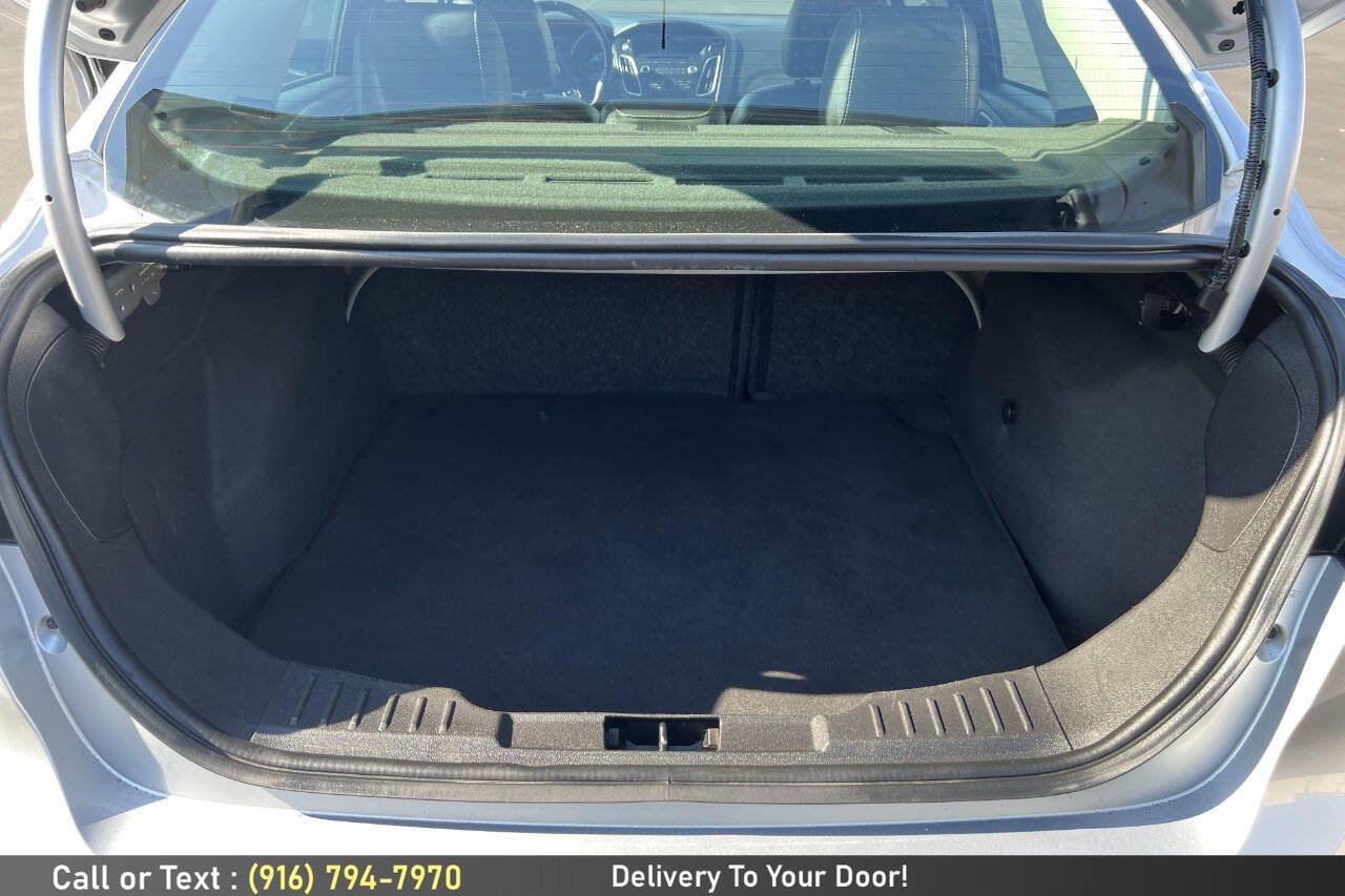 Used 2015 Ford Focus SE w/ Equipment Group 201A FWD image 11