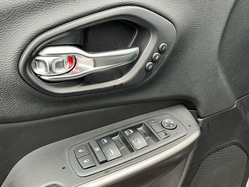 Used 2019 Jeep Cherokee Limited image 14