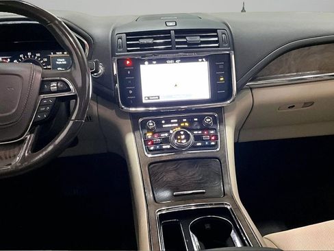 Used 2019 Lincoln Continental Select w/ Continental Climate Package image 9