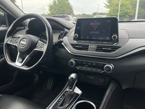 Used 2024 Nissan Altima 2.5 SR FWD image 3