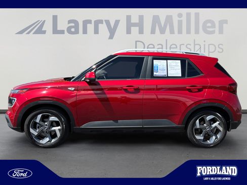 Used 2023 Hyundai Venue Limited FWD image 2