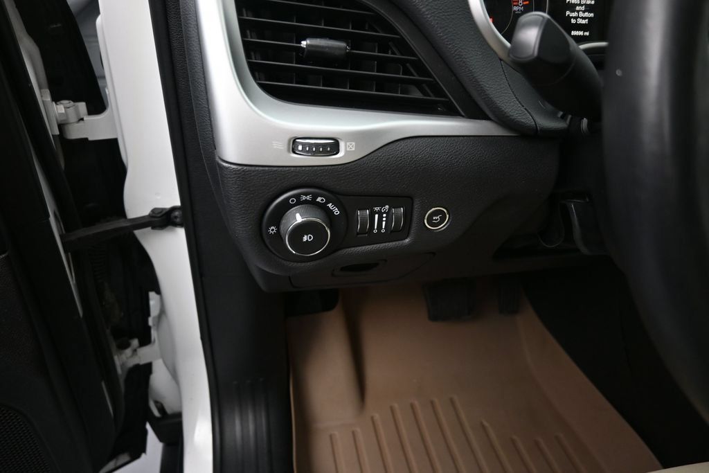 Used 2016 Jeep Cherokee Latitude FWD image 12