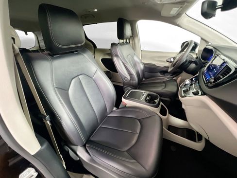 Used 2024 Chrysler Pacifica Touring-L FWD image 31